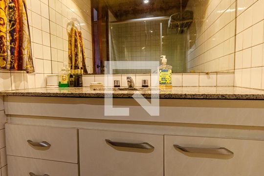 Banheiro de apartamento para alugar com 1 quarto, 34m² em Vitória, Salvador