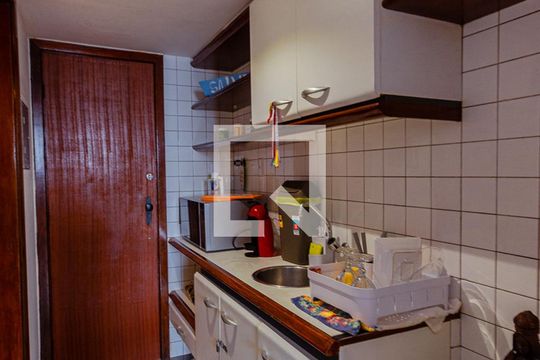 Cozinha de apartamento para alugar com 1 quarto, 34m² em Vitória, Salvador