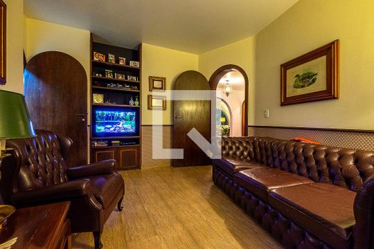 Sala de TV de casa para alugar com 4 quartos, 420m² em Alto de Pinheiros, São Paulo