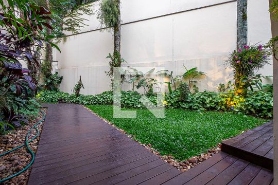 Quintal de casa para alugar com 4 quartos, 420m² em Alto de Pinheiros, São Paulo