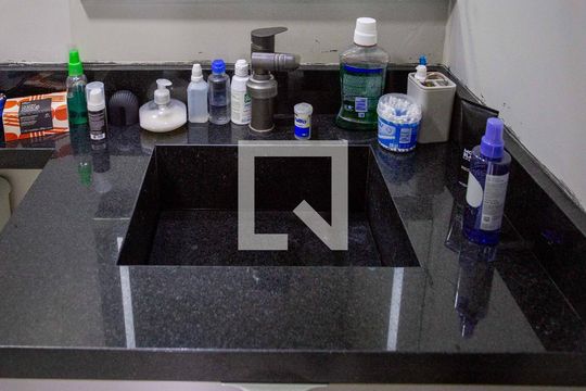 Banheiro de apartamento à venda com 1 quarto, 50m² em Centro, Diadema