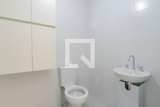 Banheiro de kitnet/studio para alugar com 1 quarto, 26m² em Jardim das Acácias, São Paulo