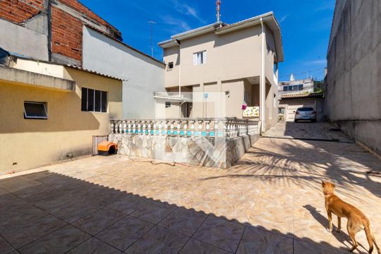 Quintal de casa para alugar com 6 quartos, 670m² em Jardim das Camélias, São Paulo