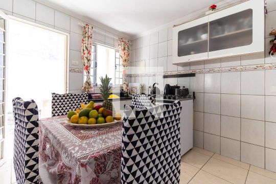 Cozinha de casa para alugar com 6 quartos, 670m² em Jardim das Camélias, São Paulo