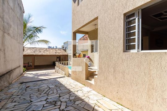 Garagem de casa para alugar com 6 quartos, 670m² em Jardim das Camélias, São Paulo