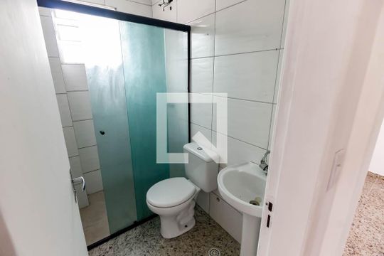 Banheiro de apartamento para alugar com 2 quartos, 48m² em Parque Assuncao, Taboão da Serra