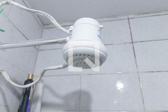 Banheiro de apartamento para alugar com 2 quartos, 48m² em Cristal, Porto Alegre