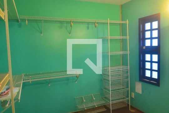 Closet de casa à venda com 4 quartos, 110m² em Centro, Canoas