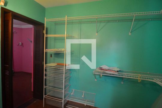 Closet de casa à venda com 4 quartos, 110m² em Centro, Canoas