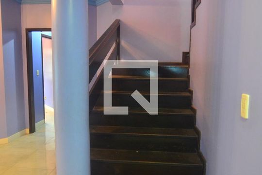 Escada de casa à venda com 4 quartos, 110m² em Centro, Canoas