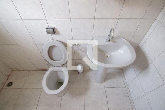 Banheiro de casa para alugar com 2 quartos, 70m² em Jardim Arize, São Paulo