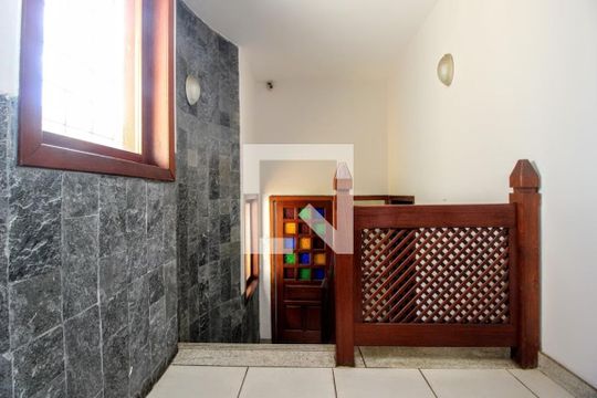 Escadas de casa à venda com 5 quartos, 380m² em Dona Clara, Belo Horizonte