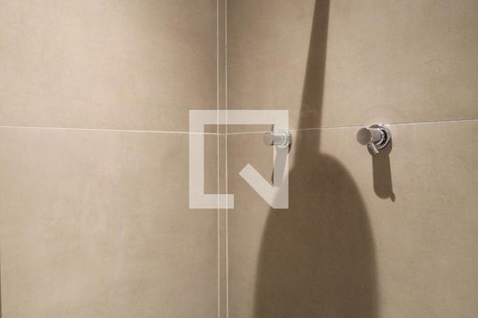 Banheiro de kitnet/studio para alugar com 1 quarto, 44m² em Vila Olímpia, São Paulo