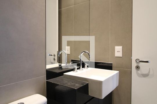 Banheiro de kitnet/studio para alugar com 1 quarto, 44m² em Vila Olímpia, São Paulo