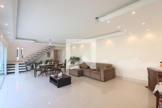 Casa à venda com 4 quartos, 705m² em Santa Teresinha, São Paulo