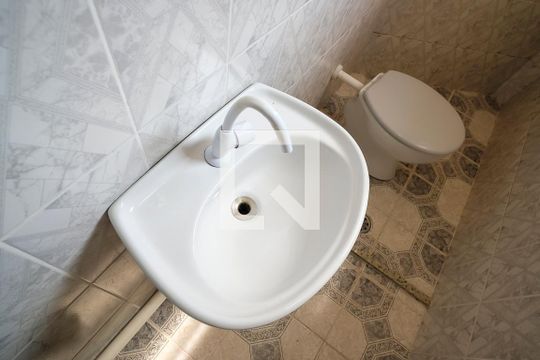 Banheiro de kitnet/studio para alugar com 1 quarto, 25m² em Nova Gerti, São Caetano do Sul
