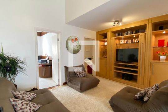 Sala de TV de casa de condomínio à venda com 4 quartos, 560m² em Alphaville Residencial Zero, Barueri