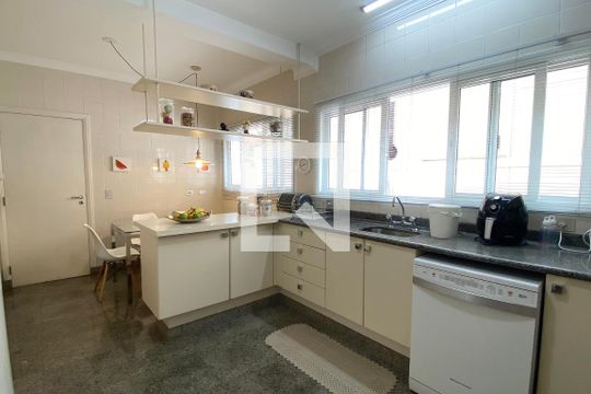 Cozinha de casa de condomínio para alugar com 4 quartos, 560m² em Alphaville Residencial Zero, Barueri