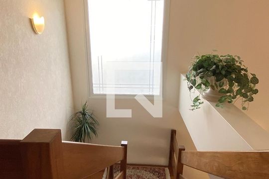 Escada de casa de condomínio para alugar com 4 quartos, 560m² em Alphaville Residencial Zero, Barueri