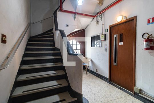 Escada de apartamento à venda com 1 quarto, 80m² em Água Branca, São Paulo