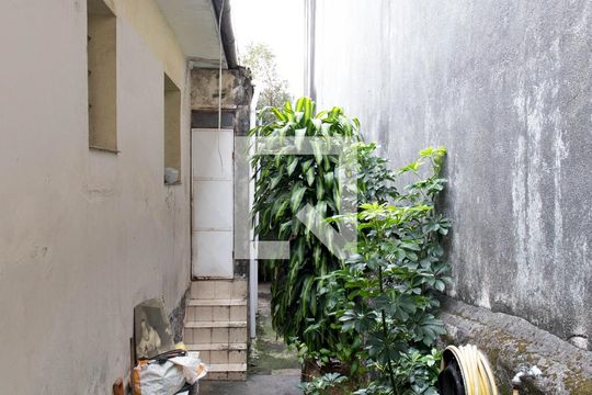 Quintal de casa à venda com 3 quartos, 210m² em Taboão, Diadema