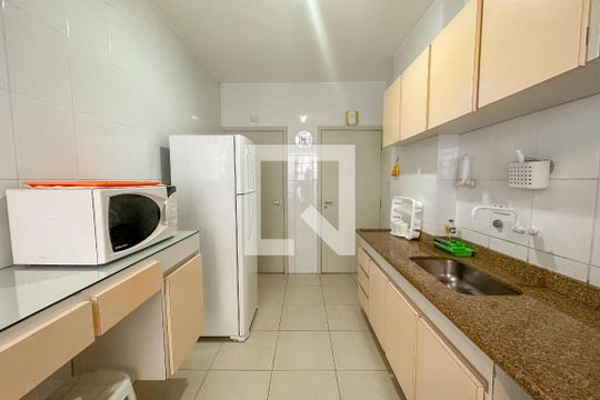 Cozinha de apartamento para alugar com 3 quartos, 100m² em Centro, Guarujá