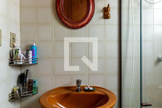 Banheiro de apartamento à venda com 1 quarto, 52m² em Cascata, Porto Alegre