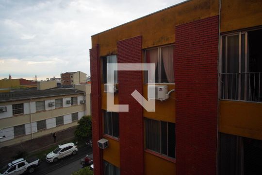 Sala_ vista  de apartamento à venda com 3 quartos, 90m² em Navegantes, Porto Alegre
