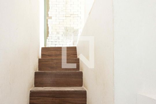 Escadas de casa para alugar com 2 quartos, 60m² em Conjunto Promorar Sapopemba, São Paulo