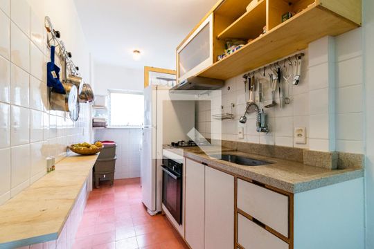 Cozinha de kitnet/studio para alugar com 1 quarto, 43m² em Liberdade, São Paulo