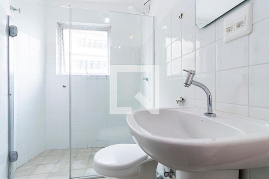 Banheiro de kitnet/studio para alugar com 1 quarto, 43m² em Liberdade, São Paulo