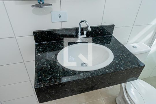 Banheiro e área de serviço de apartamento para alugar com 1 quarto, 18m² em Jardim Cidade Pirituba, São Paulo