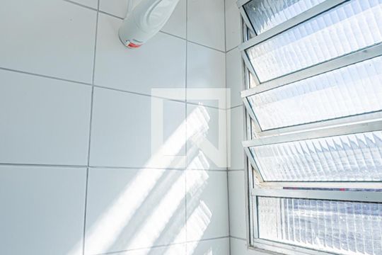 Banheiro e área de serviço de apartamento para alugar com 1 quarto, 18m² em Jardim Cidade Pirituba, São Paulo
