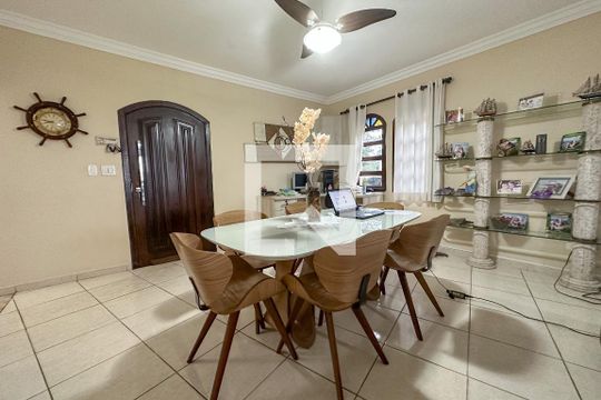 Sala de casa de condomínio para alugar com 3 quartos, 250m² em Jardim Praiano, Guarujá