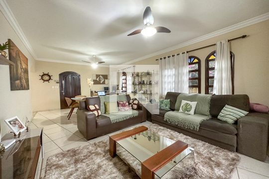 Sala de casa de condomínio para alugar com 3 quartos, 250m² em Jardim Praiano, Guarujá