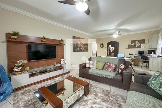 Sala de casa de condomínio para alugar com 3 quartos, 250m² em Jardim Praiano, Guarujá