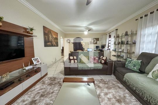 Sala de casa de condomínio para alugar com 3 quartos, 250m² em Jardim Praiano, Guarujá