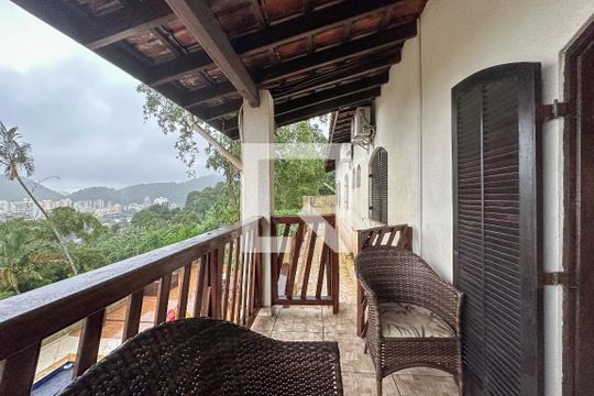 Varanda de casa de condomínio para alugar com 3 quartos, 250m² em Jardim Praiano, Guarujá