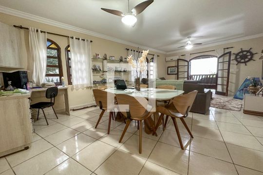 Sala de casa de condomínio para alugar com 3 quartos, 250m² em Jardim Praiano, Guarujá