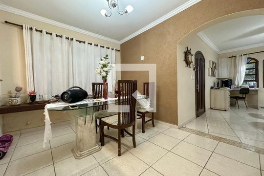 Sala de casa de condomínio para alugar com 3 quartos, 250m² em Jardim Praiano, Guarujá