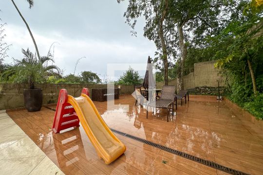 Quintal  de casa de condomínio para alugar com 3 quartos, 250m² em Jardim Praiano, Guarujá