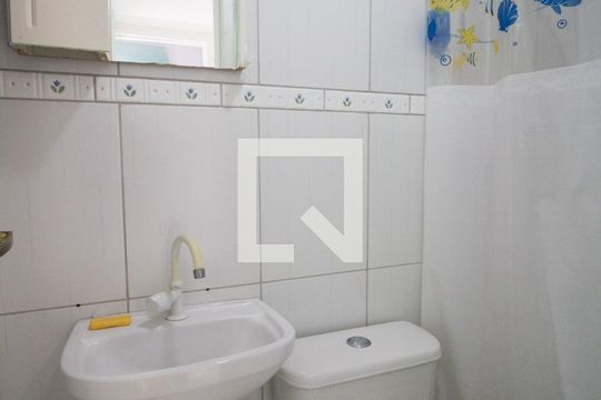 Banheiro de kitnet/studio para alugar com 1 quarto, 25m² em Vargem Grande, Rio de Janeiro