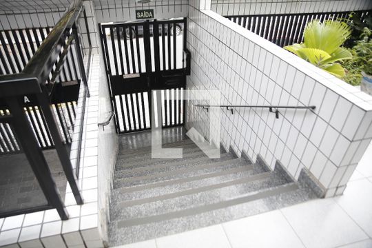 Escada de apartamento para alugar com 1 quarto, 45m² em Guilhermina, Praia Grande