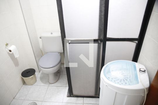 banheiro de apartamento para alugar com 1 quarto, 45m² em Guilhermina, Praia Grande