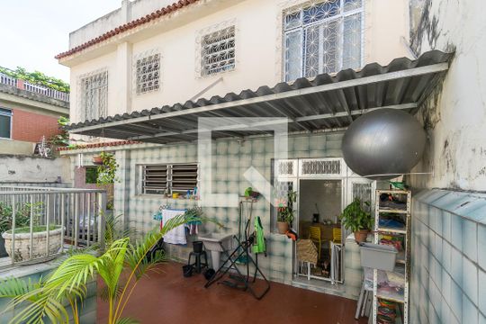 Quintal dos fundos de casa à venda com 5 quartos, 200m² em Jardim America, Rio de Janeiro