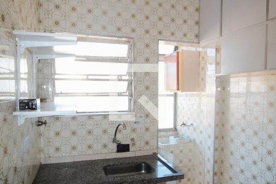Cozinha de apartamento para alugar com 1 quarto, 45m² em Vila Natália, São Paulo