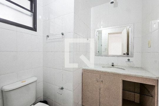 Banheiro de apartamento para alugar com 1 quarto, 50m² em Barra, Salvador