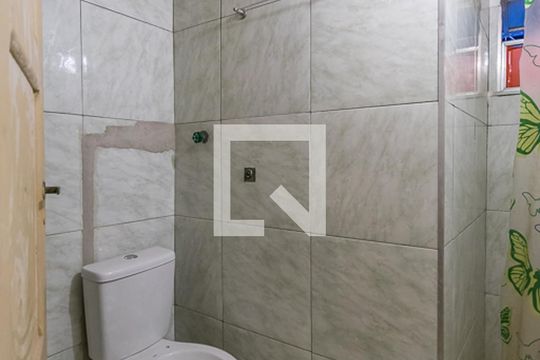 Banheiro de apartamento para alugar com 2 quartos, 50m² em Ramos, Rio de Janeiro