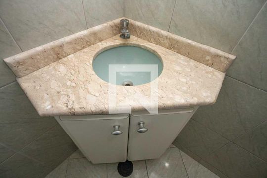 Banheiro de casa para alugar com 2 quartos, 80m² em Taboão, Diadema