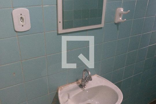 Banheiro de kitnet/studio para alugar com 1 quarto, 40m² em Bela Vista, São Paulo